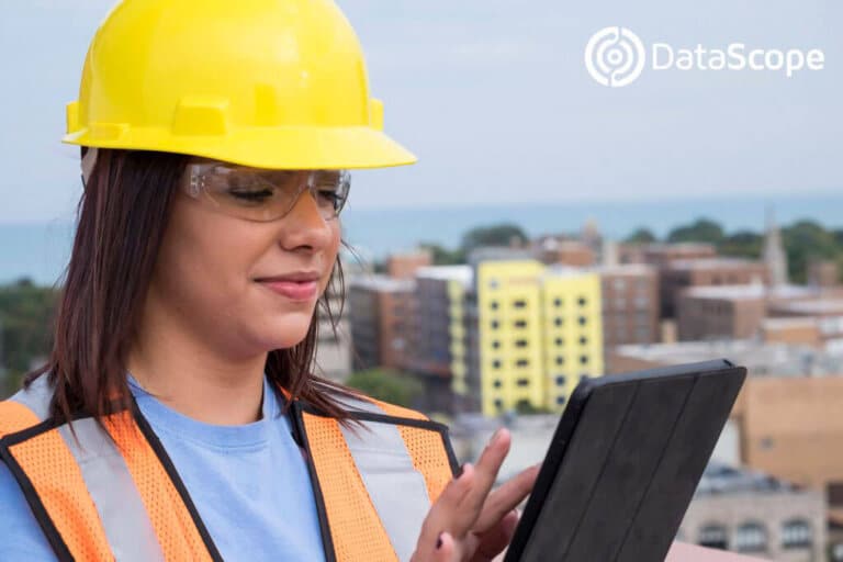 Mujer con casco de construcción