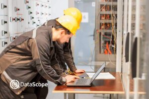 hombres con casco trabajando