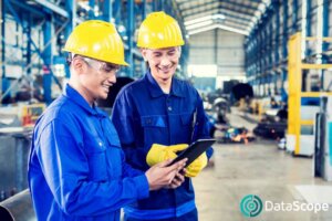 Hombres en planta productiva