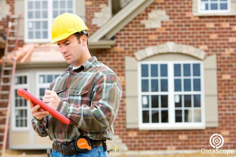 Hombre tomando notas en construcción