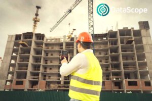 Hombre con casco de construcción