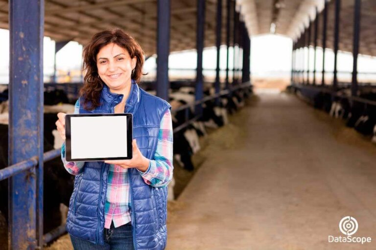 mujer sosteniendo un tablet