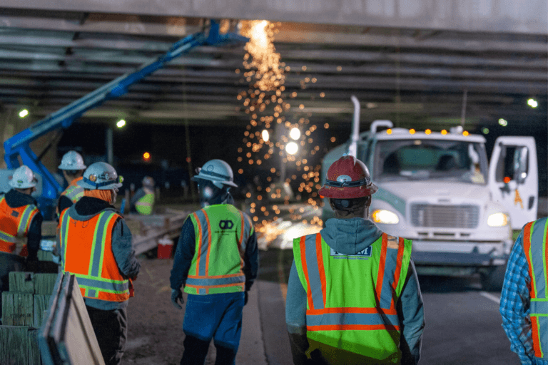 Personas trabajando en la construcción