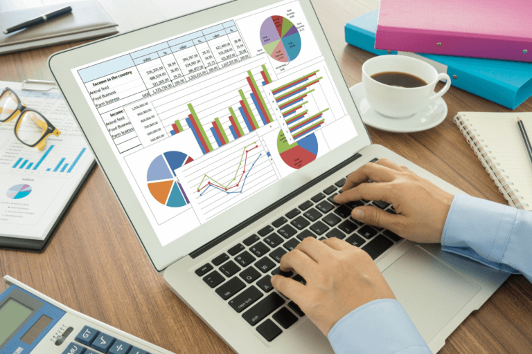 Persona realizando análisis de datos sobre el negocio