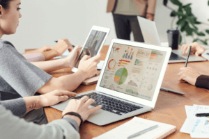 personas trabajando en visualización de datos